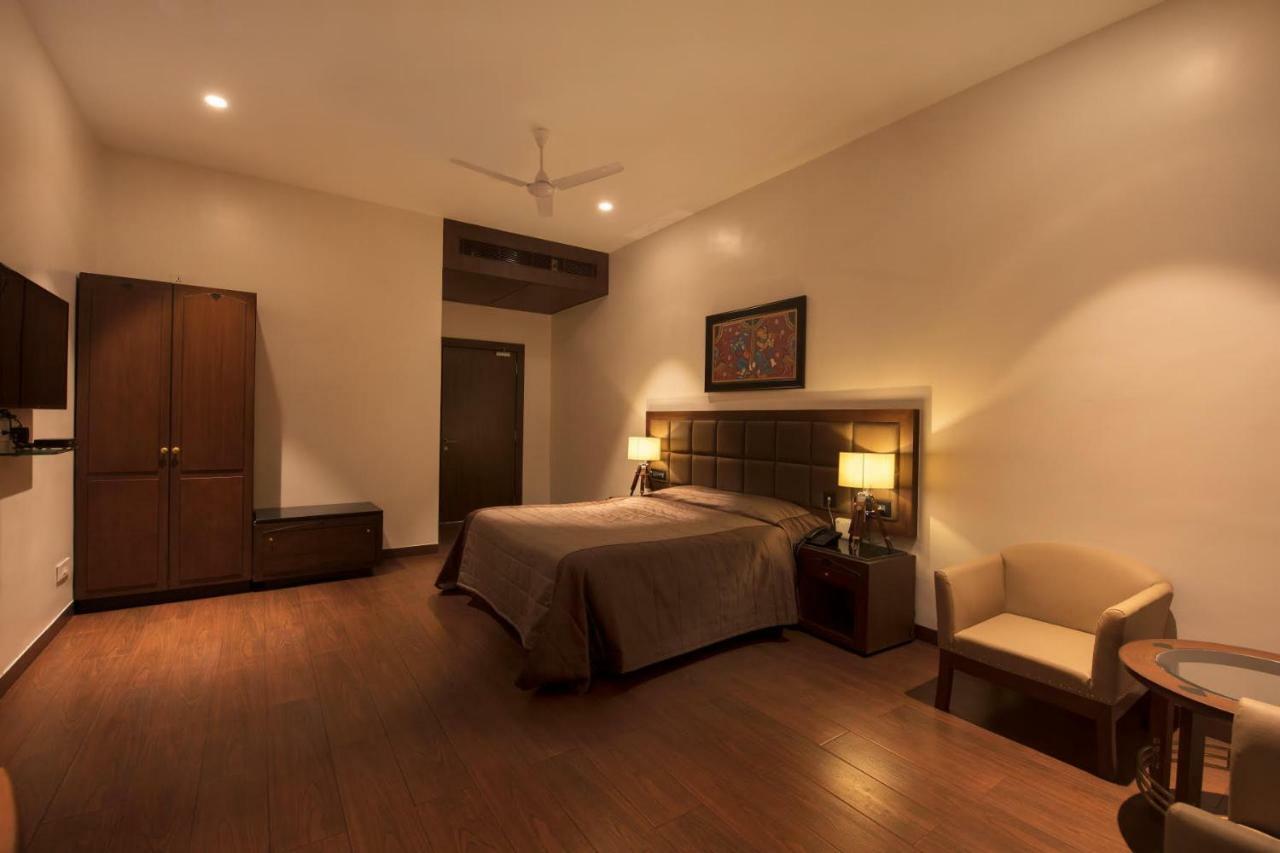 Park Suites Calcutta Buitenkant foto